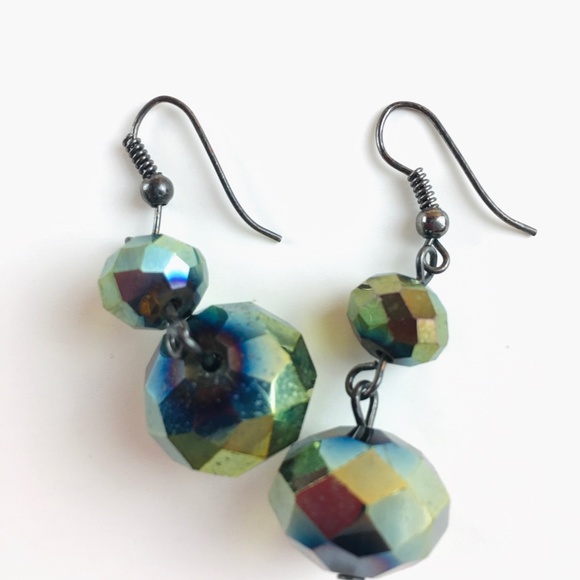 Set of hexagon shaped green beads on leather necklace and earrings. - Picture 2 of 7